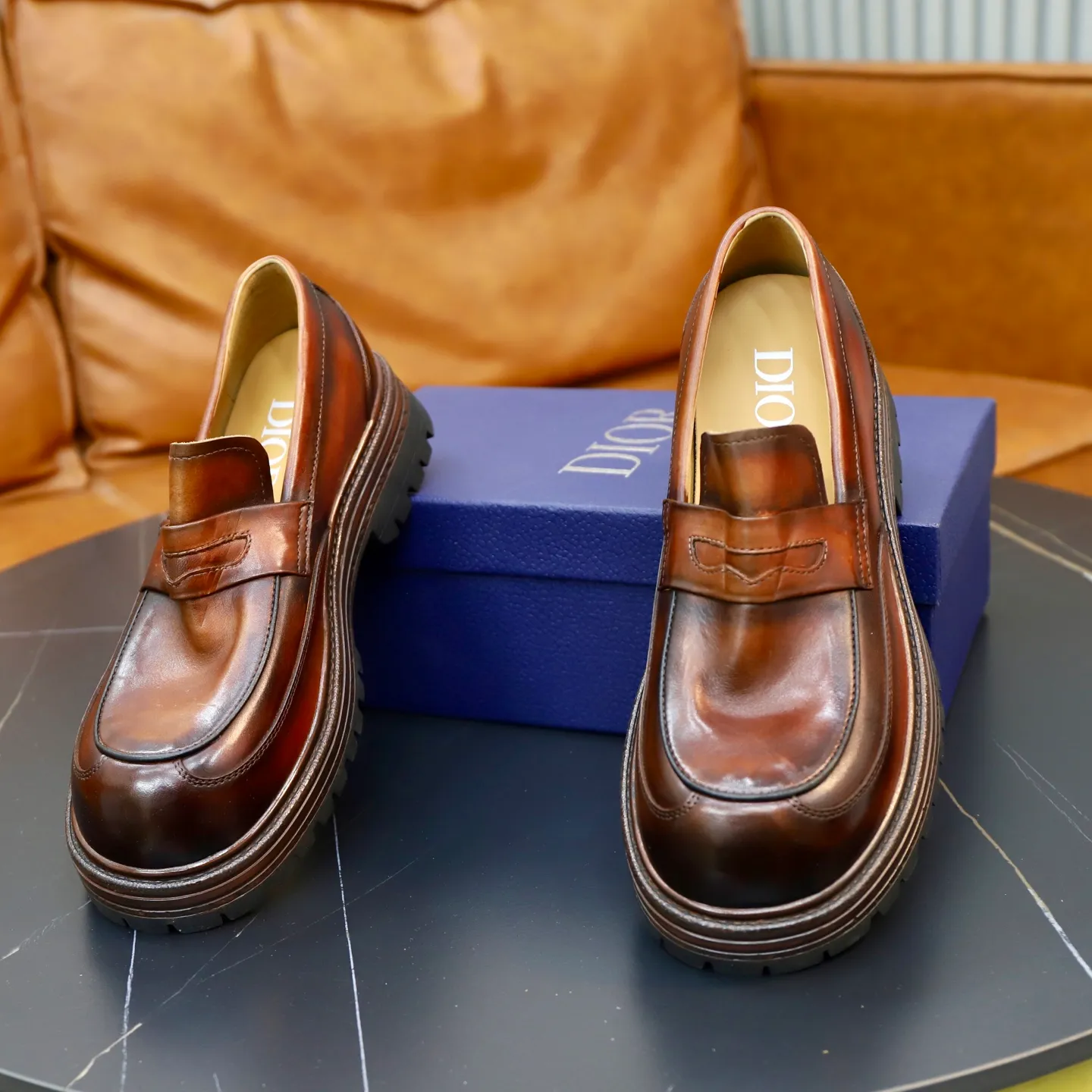 Factory price: 540💰 [Dior] Dior's new casual men's shoes are launched in Hong Kong counters. Official website 1:1 production. Italian washed cowhide + water-dyed leather lining. Designed by European and American masters. Perfect shape to create counter quality, solid color rubber wear-resistant outsole and classic dazzling head! Super versatile and very comfortable. High-end without losing taste, fashionable and novel! ! Absolute focus! 3 colors available! Code number 38-45